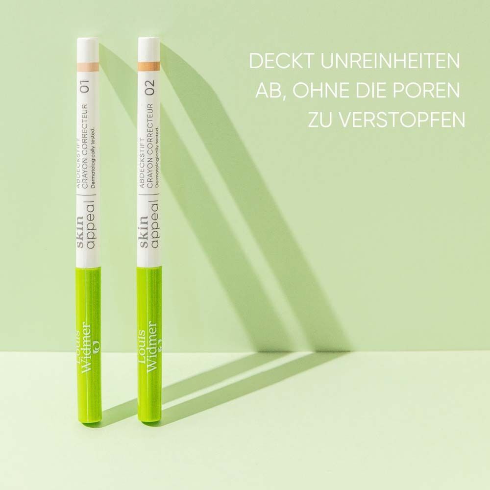 Zwei Stifte, weiß mit grün, orangefarbene Spitze. Text: Deckt Unreinheiten ab, ohne die Poren zu verstopfen.