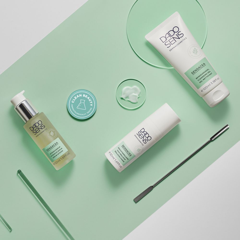 Dado Sens Sensacea: Pumpspender, Tiegel und Tube mit Spatel. "Clean Beauty"-Siegel sichtbar.