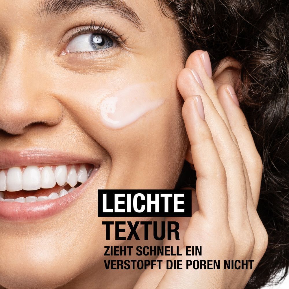 Frau trägt Serum auf. Text: Leichte Textur, zieht schnell ein, verstopft die Poren nicht. Hintergrund blau.