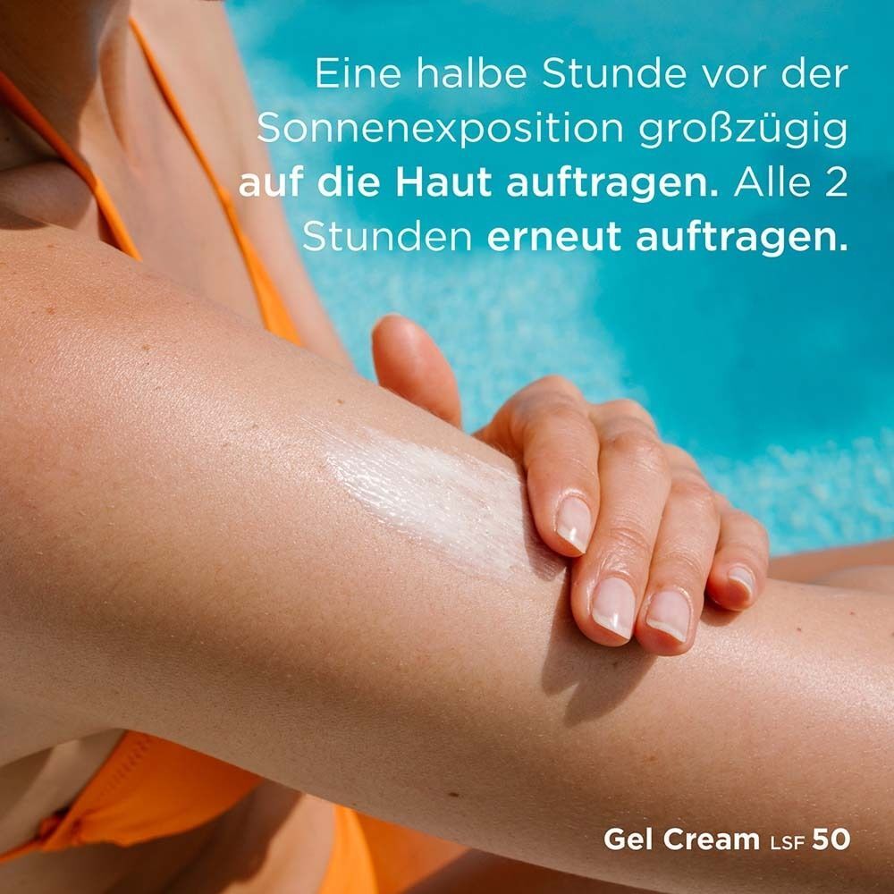 Arm mit aufgetragener Gel Cream. Text: Eine halbe Stunde vor der Sonnenexposition großzügig auf die Haut auftragen. Alle 2 Stunden erneut auftragen.