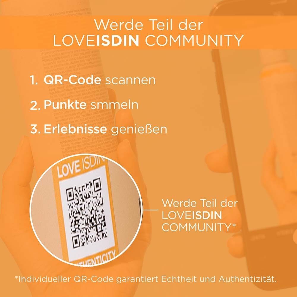 Nahaufnahme einer Hand, die ein Smartphone hält, und einer Flasche mit QR-Code. Text: Werde Teil der LOVEISDIN COMMUNITY.