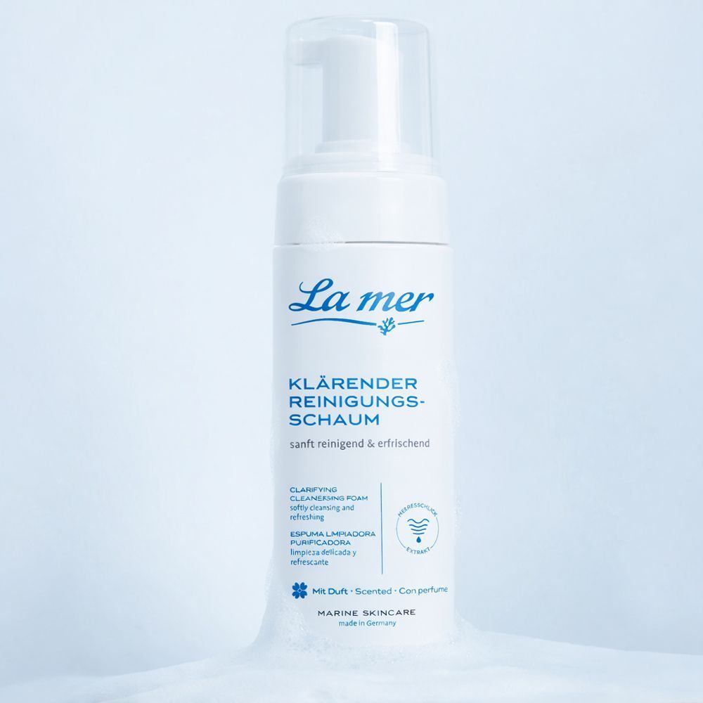 Weiße Flasche mit blauem La mer-Logo und Text. Aufschrift: Klärender Reinigungsschaum. Schaum am unteren Rand.