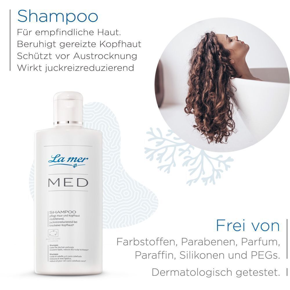 La mer MED SHAMPOO Flasche neben einer Frau in der Badewanne. Text: Für empfindliche Haut. Frei von Farbstoffen, Parabenen, Parfum, Paraffin, Silikonen und PEGs.