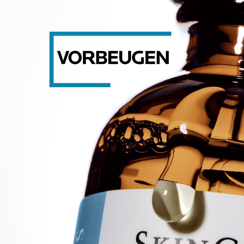 Nahaufnahme einer Serumflasche mit Pipette. Aufschrift: SkinCeuticals. Tropfen Serum. Text: Vorbeugen.