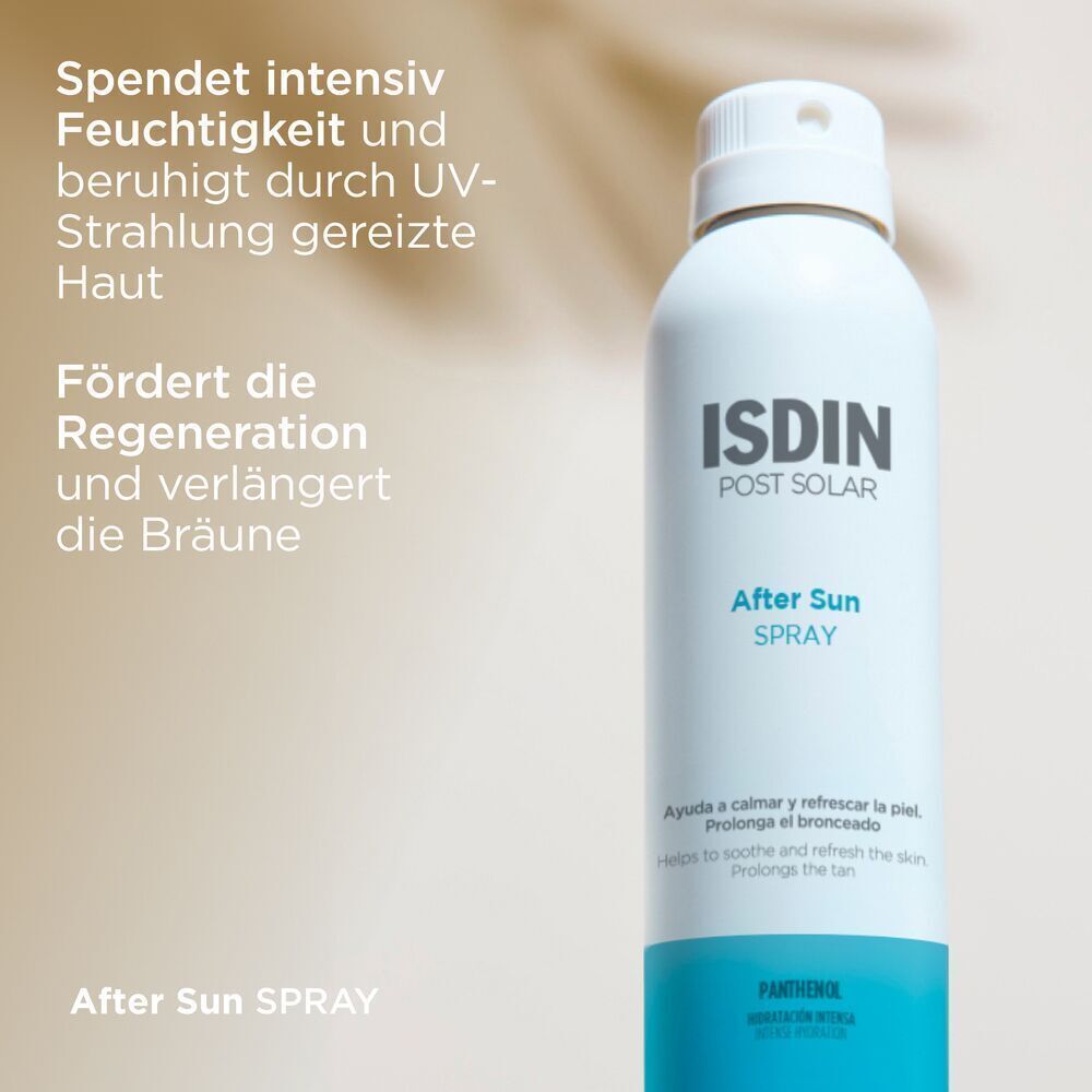 Weiße Sprühflasche mit blauem Boden. Aufschrift: ISDIN POST SOLAR After Sun SPRAY. Text: Hilft, die Haut zu beruhigen und zu erfrischen.