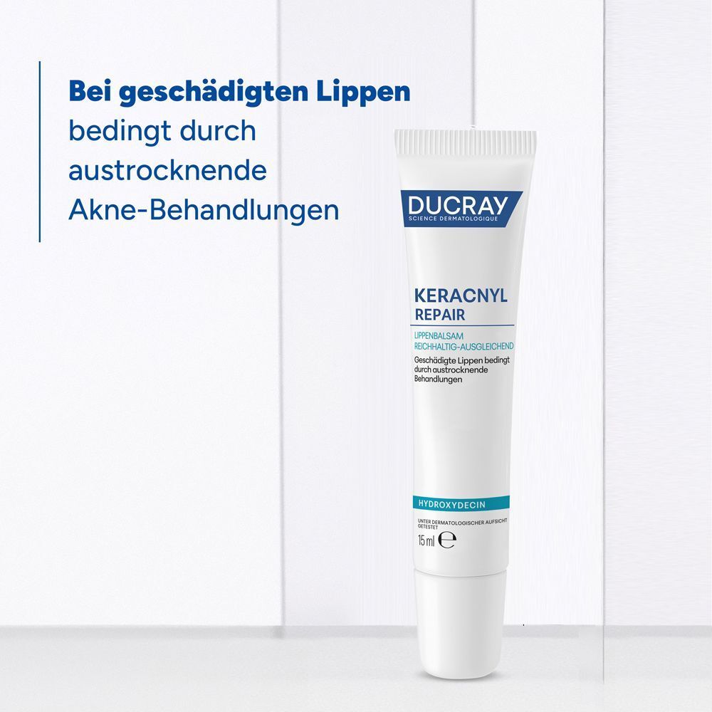 Eine Tube Lippenbalsam. Weiß mit blauer Schrift. Aufschrift: DUCRAY, KERACNYL REPAIR, Lippenbalsam, 15 ml. Text: Bei geschädigten Lippen.