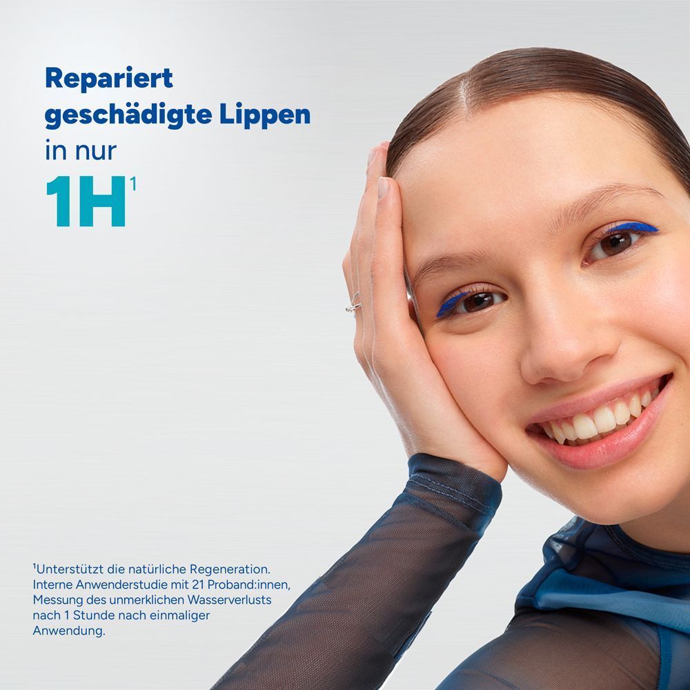 Porträt einer lächelnden Frau. Text: Repariert geschädigte Lippen in nur 1H. Unterstützt die natürliche Regeneration.