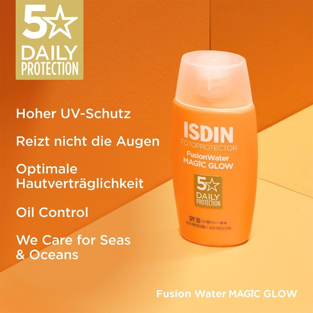 Nahaufnahme einer orangefarbenen Sonnencremeflasche. Text: Hoher UV-Schutz, reizt nicht die Augen, Oil Control.
