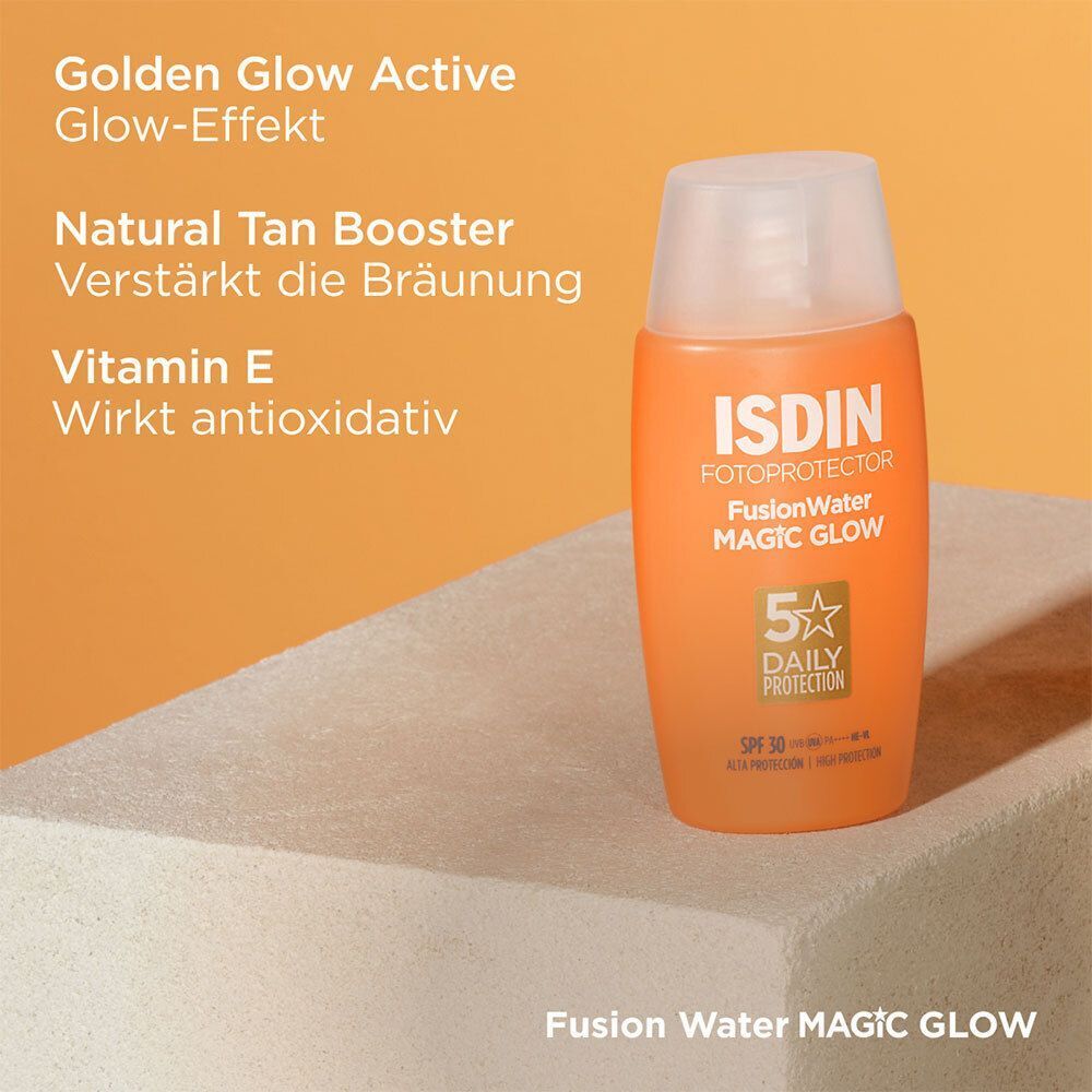 Orangefarbene Sonnencremeflasche auf einer Oberfläche. Text: Golden Glow Active Glow-Effekt, Natural Tan Booster.