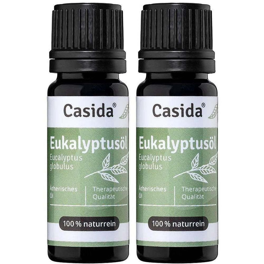 Zwei Flaschen Casida Eukalyptusöl. Schwarze Kappen, weiße Etiketten mit grünen Akzenten. 100% naturrein.