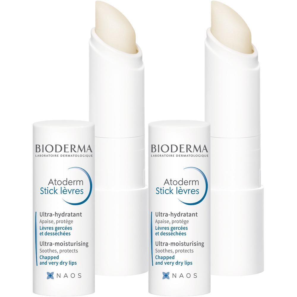 Zwei BIODERMA Atoderm Stick lèvres. Weiße Lippenpflegestifte mit geöffneter Kappe. Auf den Stiften ist der Markenname und Produktname zu sehen.