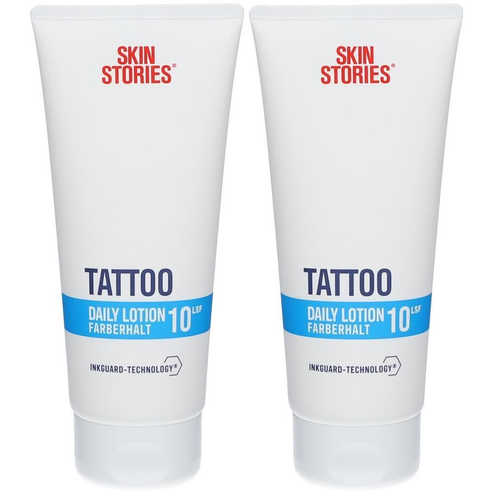 Zwei weiße Tuben mit rotem SKIN STORIES Logo. Blaue Schriftzüge: TATTOO, DAILY LOTION, 10 LSF. Aufschrift: FARBERHALT und INKGUARD-TECHNOLOGY.