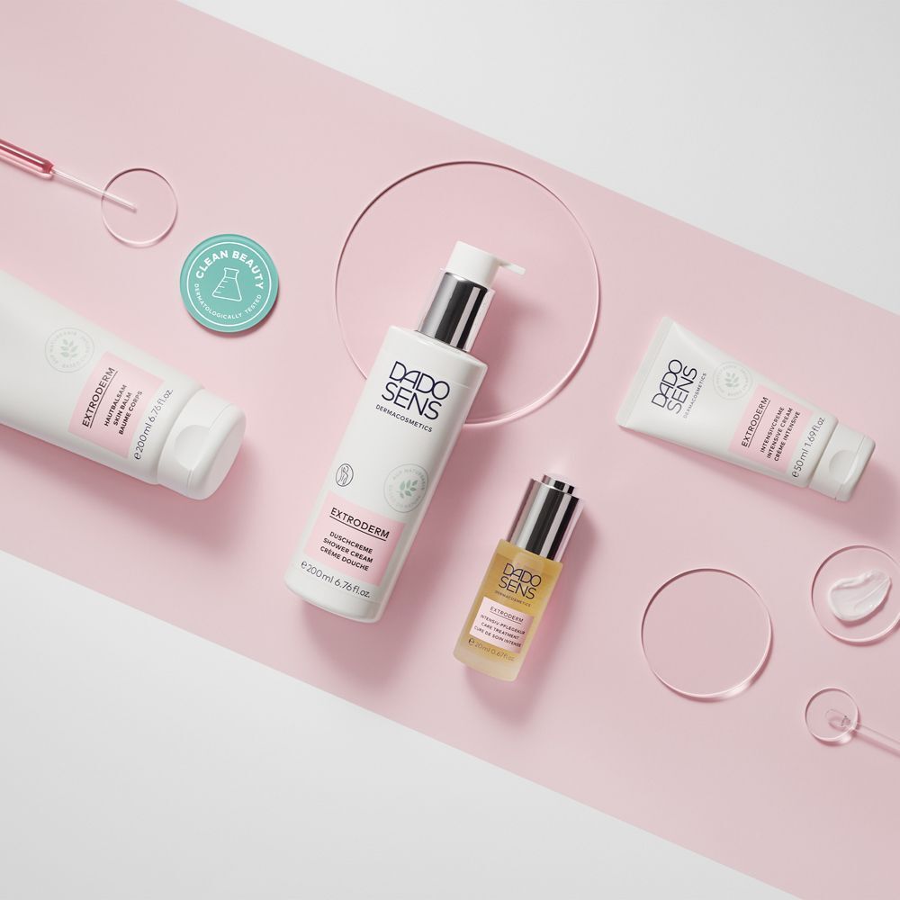 Drei DADO SENS Produkte: Intensivcreme, Körperlotion und Gesichtsöl.