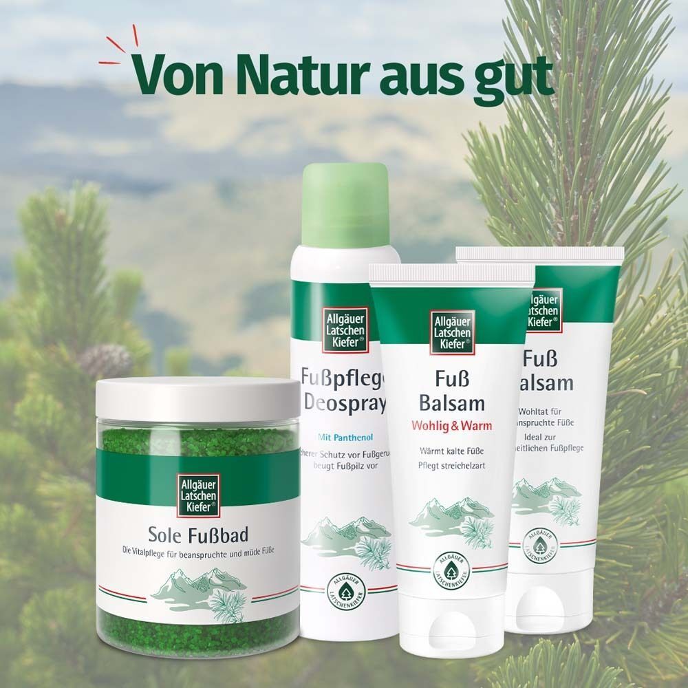 Verschiedene Produkte: Fußbadesalz, Fußpflege Deospray, Fußbalsam, Fußbalsam. Alle mit grün-weißem Design. Logo.