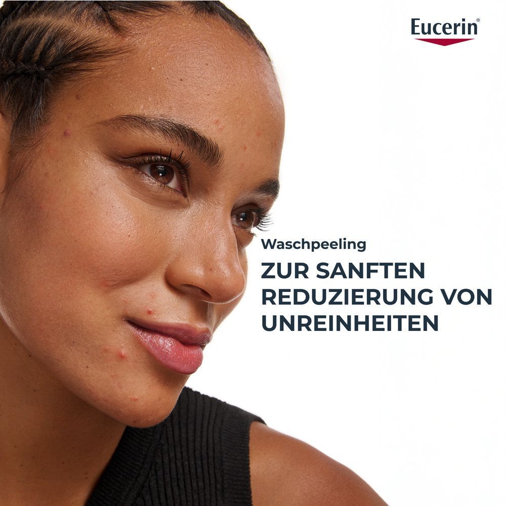 Frau mit unreiner Haut, die Eucerin Waschpeeling zur sanften Reduzierung nutzt.