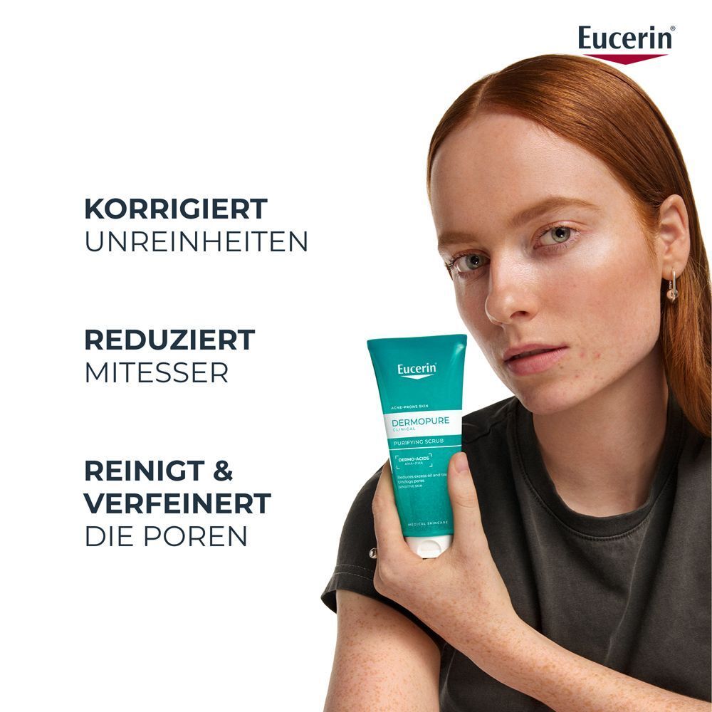 Frau hält Eucerin Dermopure Clinical Waschpeeling, das Unreinheiten reduziert.