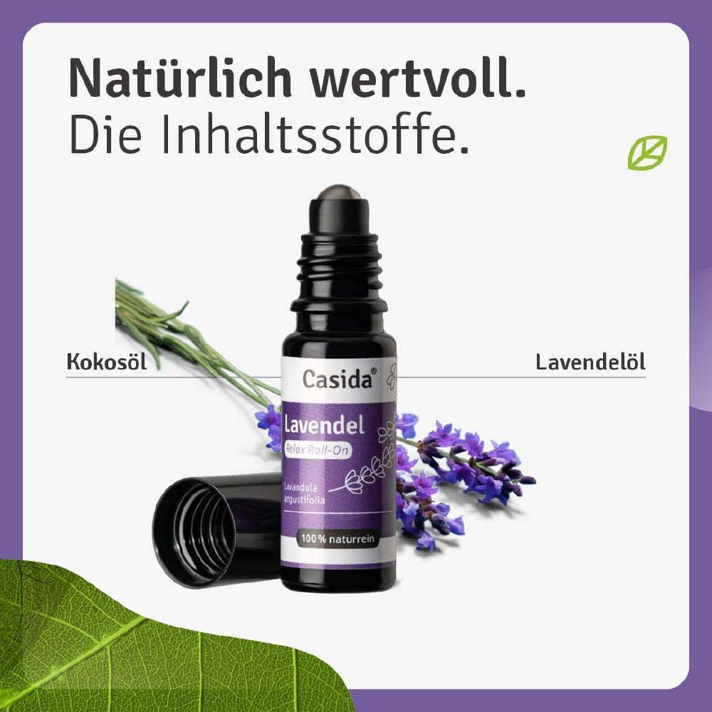 Roll-On-Flasche mit lila Etikett neben Lavendelblüten und Kokosöl. Aufschrift: Casida Lavendel Relax Roll-On.