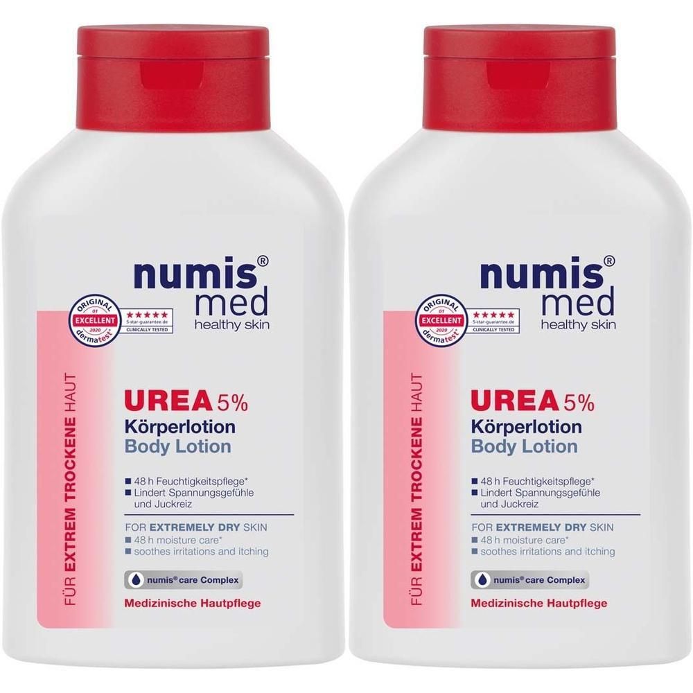 Zwei Flaschen NUMIS med Urea 5% Körperlotion. Weiße Flaschen mit rotem Deckel. Aufschrift: Urea 5% und weitere Informationen.