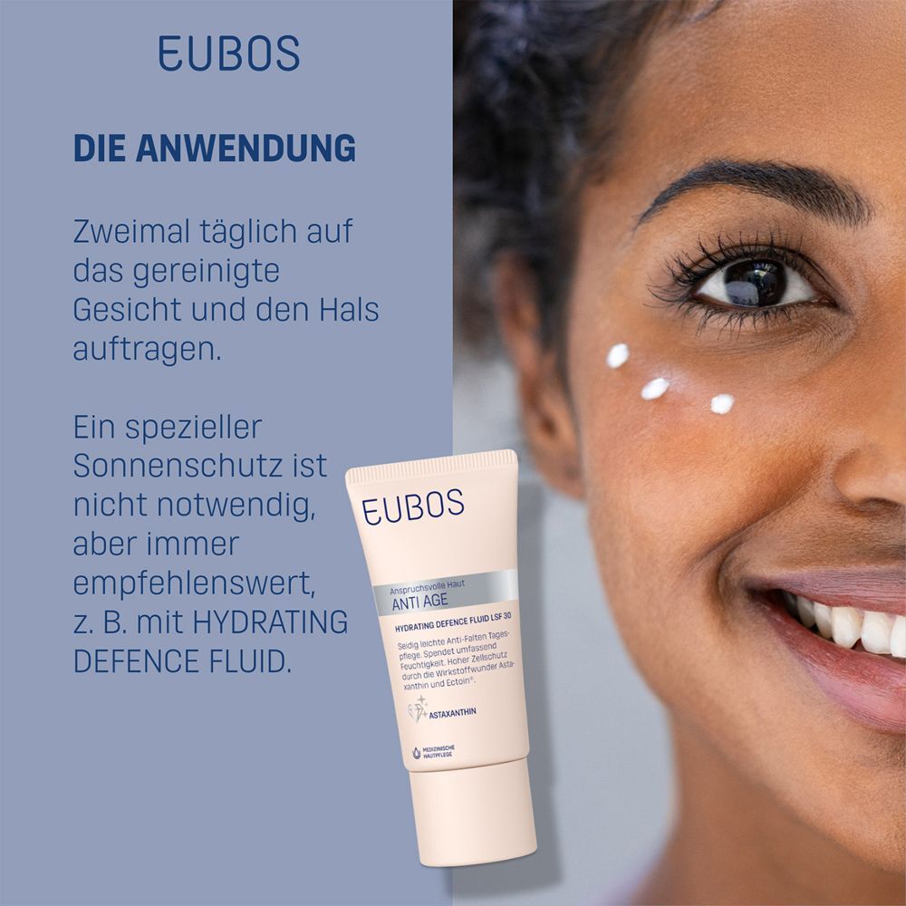 Frau mit Creme-Tube. Text: Zweimal täglich auf Gesicht und Hals auftragen. Sonnenschutz empfohlen. Hintergrund blau.
