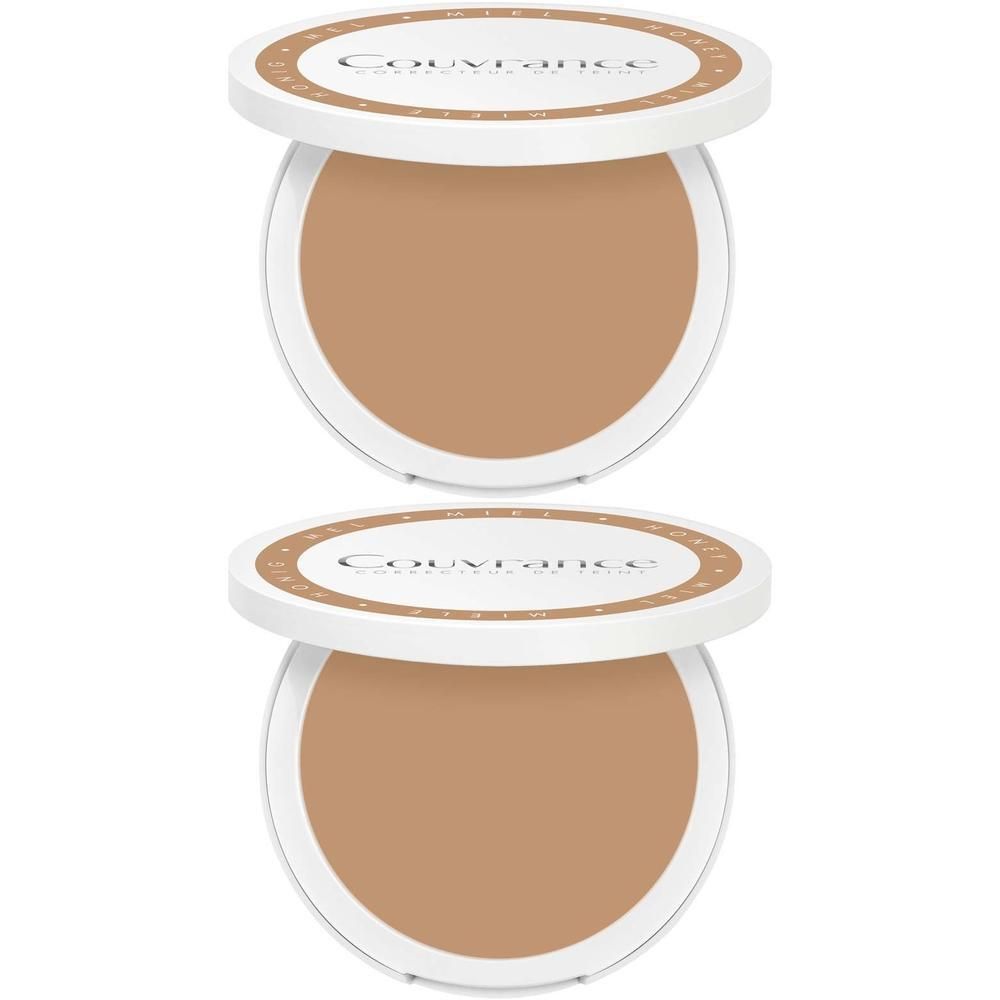 Zwei kompakte Creme-Make-ups mit geöffnetem Deckel. Sichtbar ist die Make-up-Farbe Honig 1.3. Der Deckel zeigt den Markennamen.