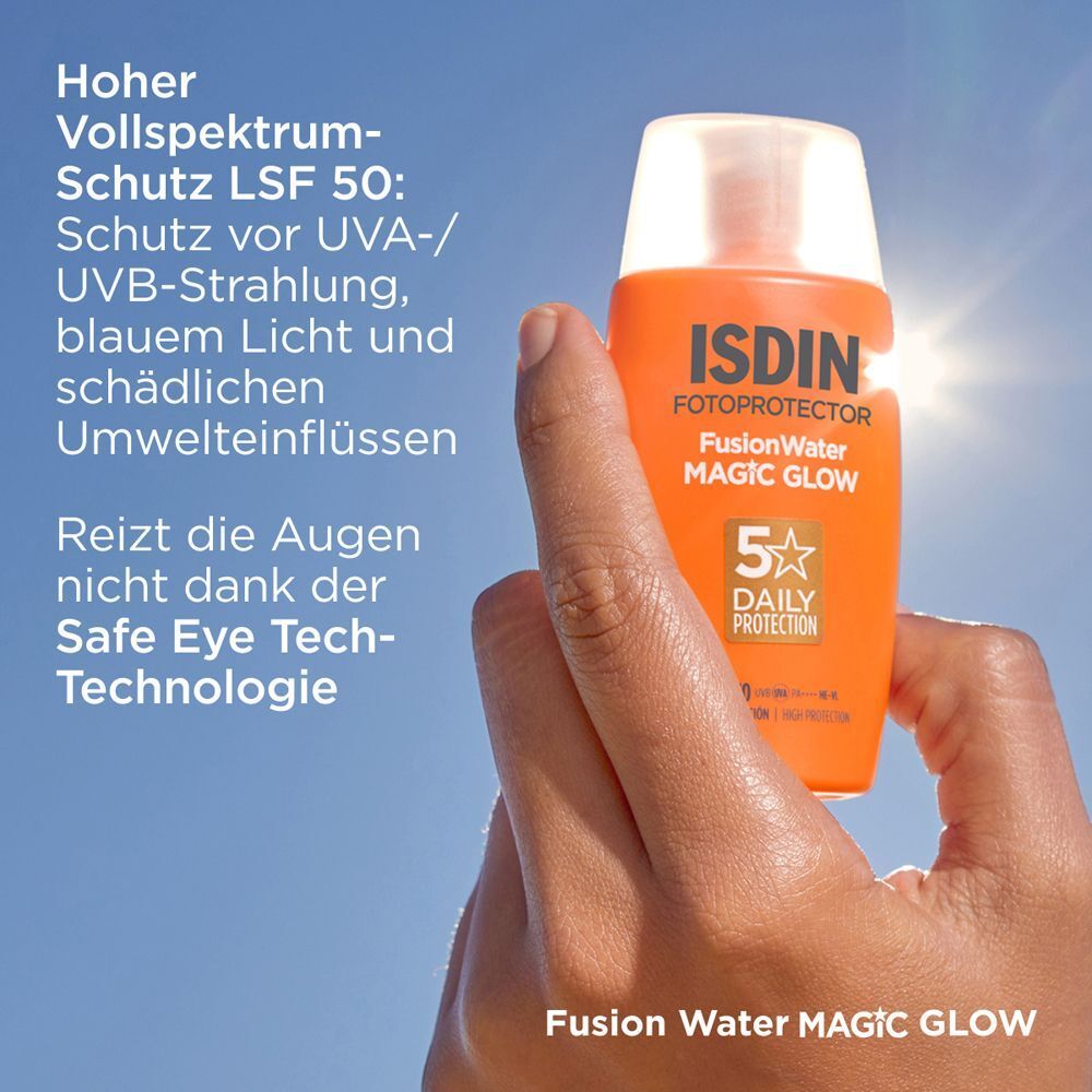 Hand hält eine orangefarbene Flasche ISDIN Fotoprotector FusionWater MAGIC Glow LSF 50. Text: Hoher Vollspektrum-Schutz LSF 50.