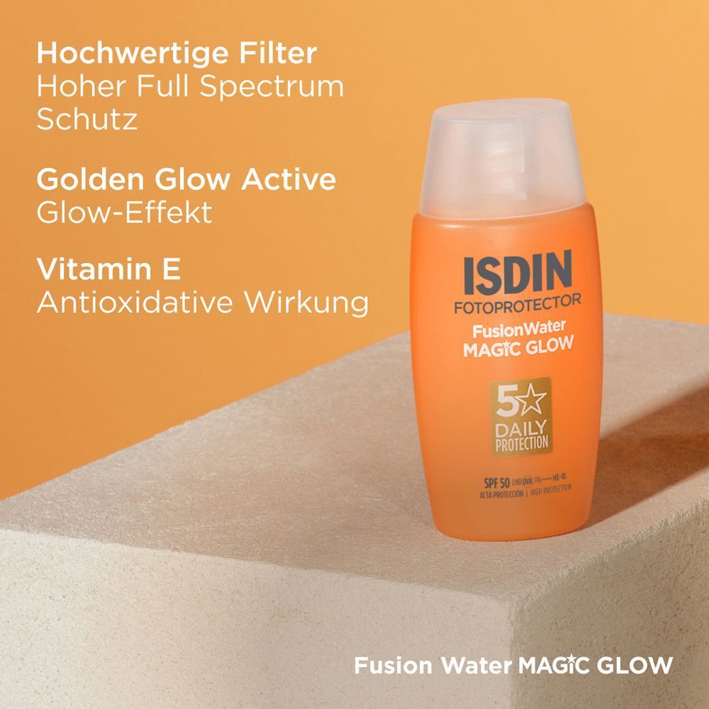 Orangefarbene Flasche ISDIN Fotoprotector FusionWater MAGIC Glow LSF 50. Text: Hochwertige Filter, Golden Glow Active, Vitamin E.