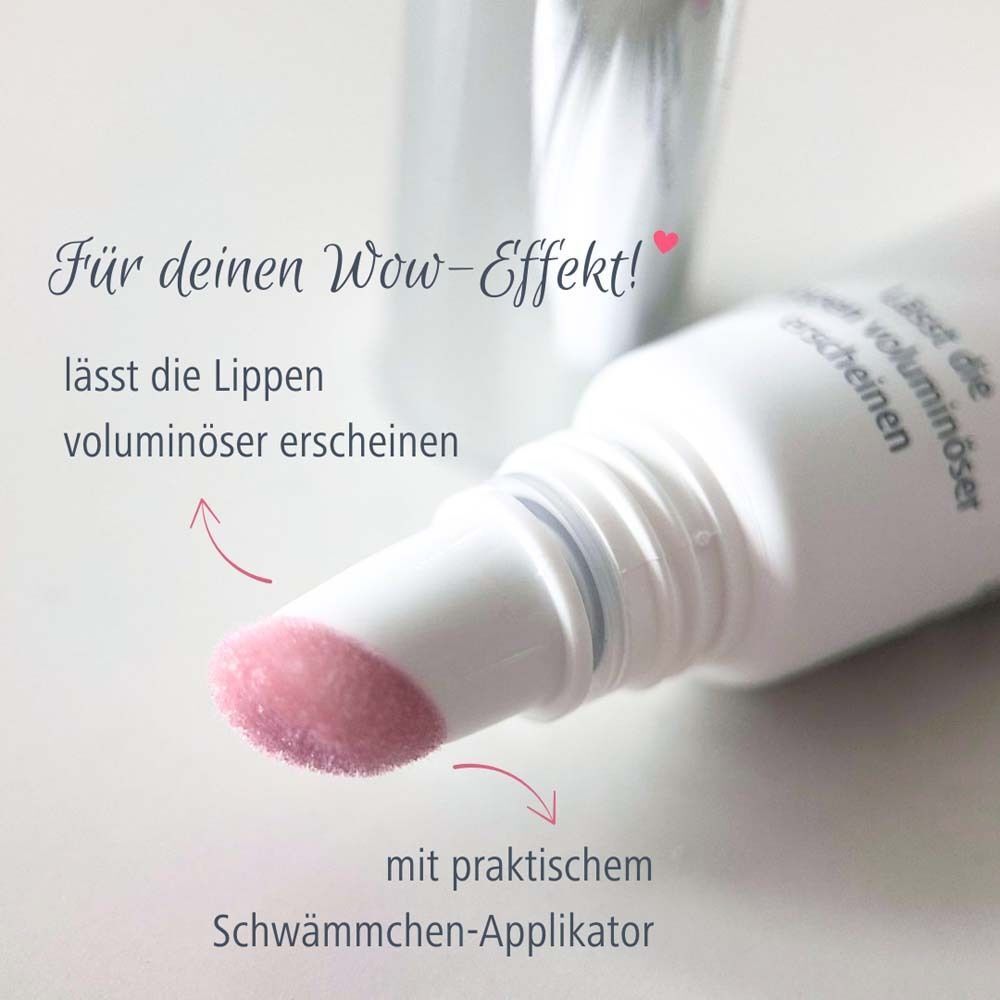 Nahaufnahme des Lippenbalsams mit Schwämmchen-Applikator. Text: Lässt die Lippen voluminöser erscheinen. Mit praktischem Schwämmchen-Applikator.