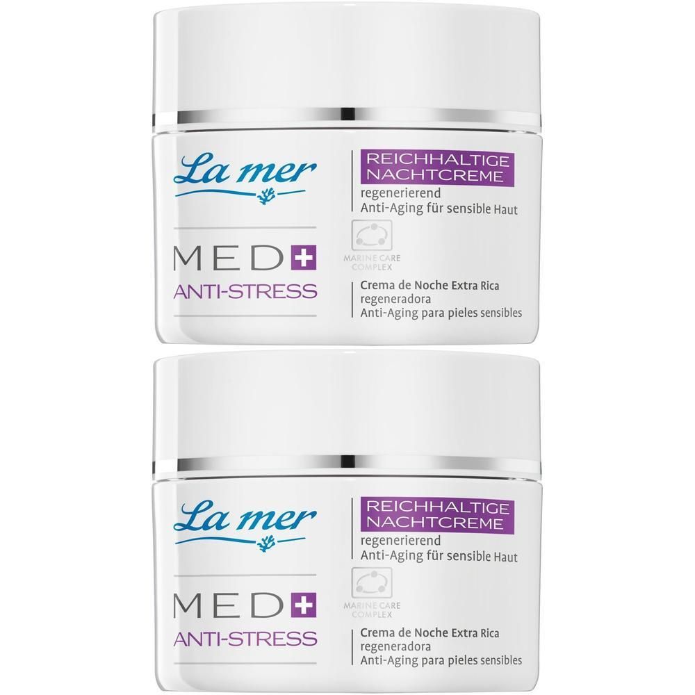 Zwei Tiegel Creme. Weißer Tiegel mit silbernem Deckel. Aufschrift: La mer MED+ Anti-Stress, reichhaltige Nachtcreme.