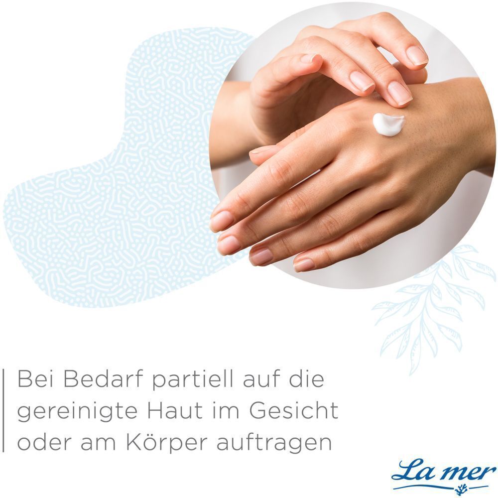 Hand mit Creme. La mer MED+ Anti-Dry Meersalzcreme. Anwendung auf gereinigter Haut im Gesicht oder am Körper.