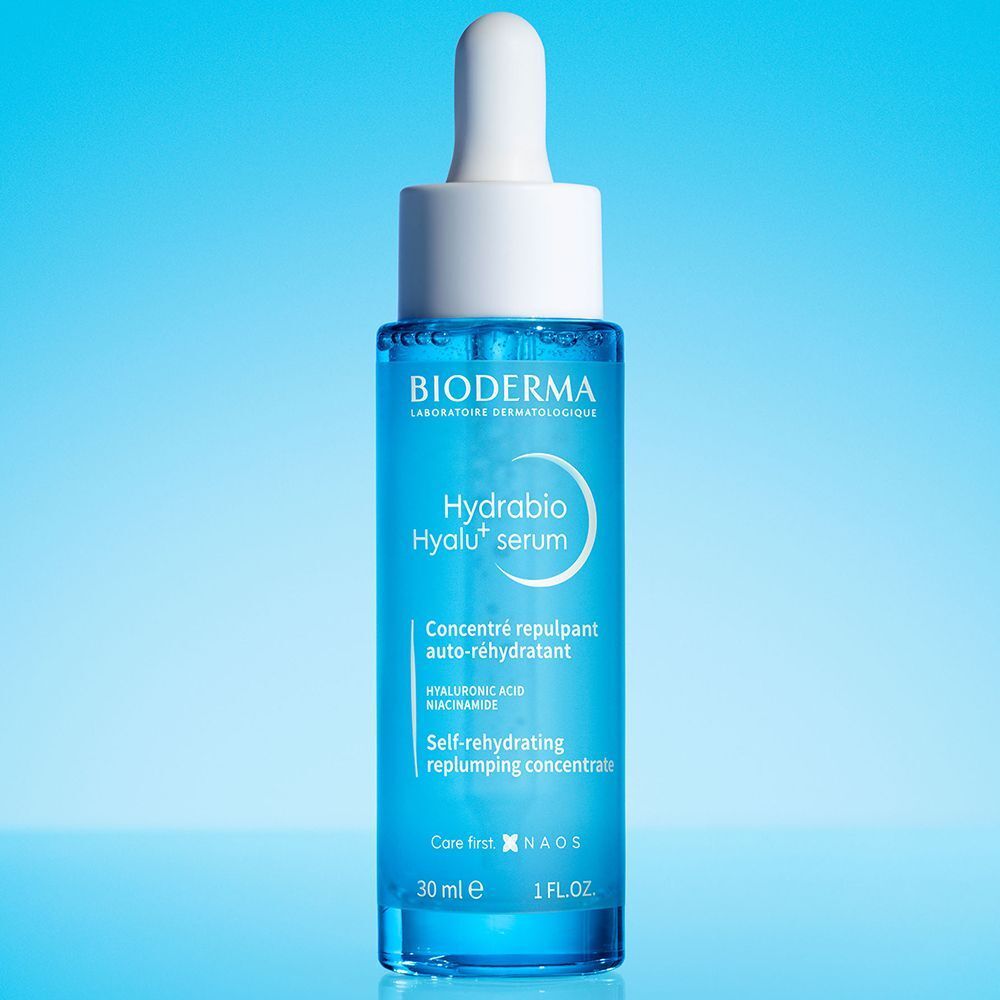 Blaue Serumflasche mit weißem Deckel. Aufschrift: BIODERMA Hydrabio Hyalu+ serum. 30 ml.