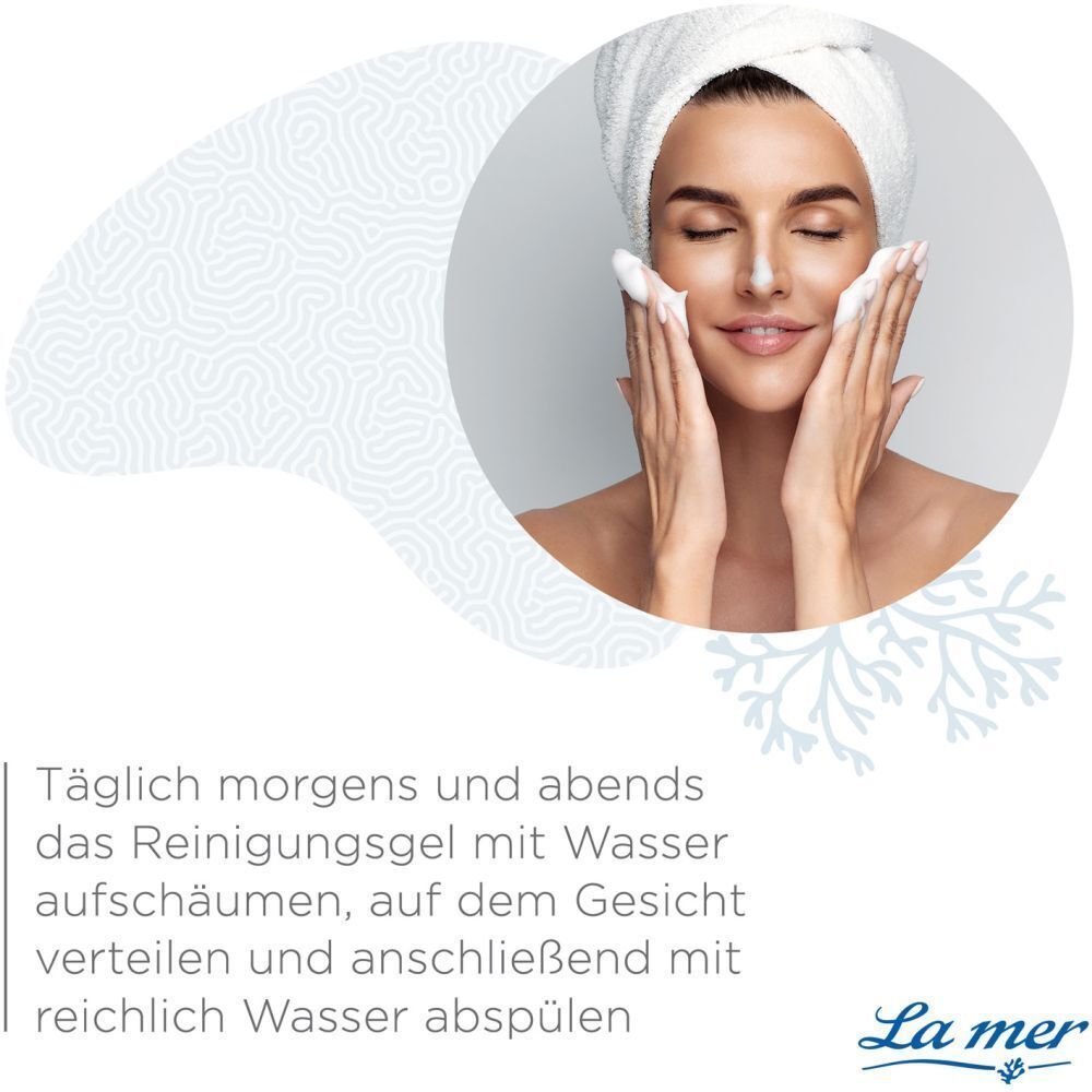 Frau wäscht Gesicht mit Reinigungsgel. Anwendungshinweis: Morgens und abends aufschäumen und abspülen.