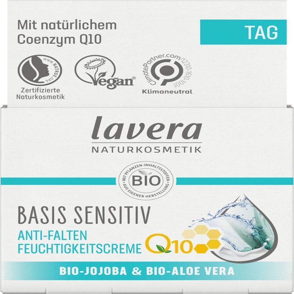 Weiße Faltschachtel mit Produktinformationen. Aufschrift: lavera BASIS SENSITIV ANTI-FALTEN FEUCHTIGKEITSCREME. Bio-Zertifizierung.