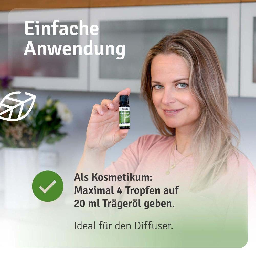 Frau hält Flasche mit schwarzem Deckel. Etikett mit Aufschrift: Casida, Rosmarinöl. Text: Als Kosmetikum, ideal für den Diffuser.