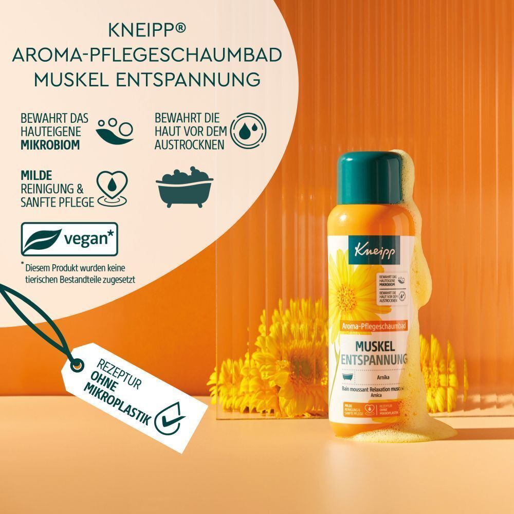 Kneipp® Aroma-Pflegeschaumbad Muskel Entspannung. Gelbe Flasche mit grünem Deckel. Schaum und Anhänger mit Text Rezeptur ohne Mikroplastik.