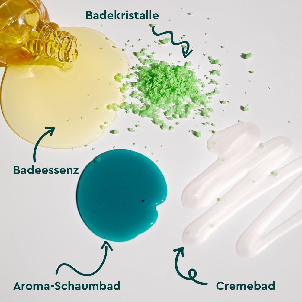 Verschiedene Wellness-Produkte: Badeessenz, Badkristalle, Aroma-Schaumbad und Cremebad. Auf weißem Hintergrund.