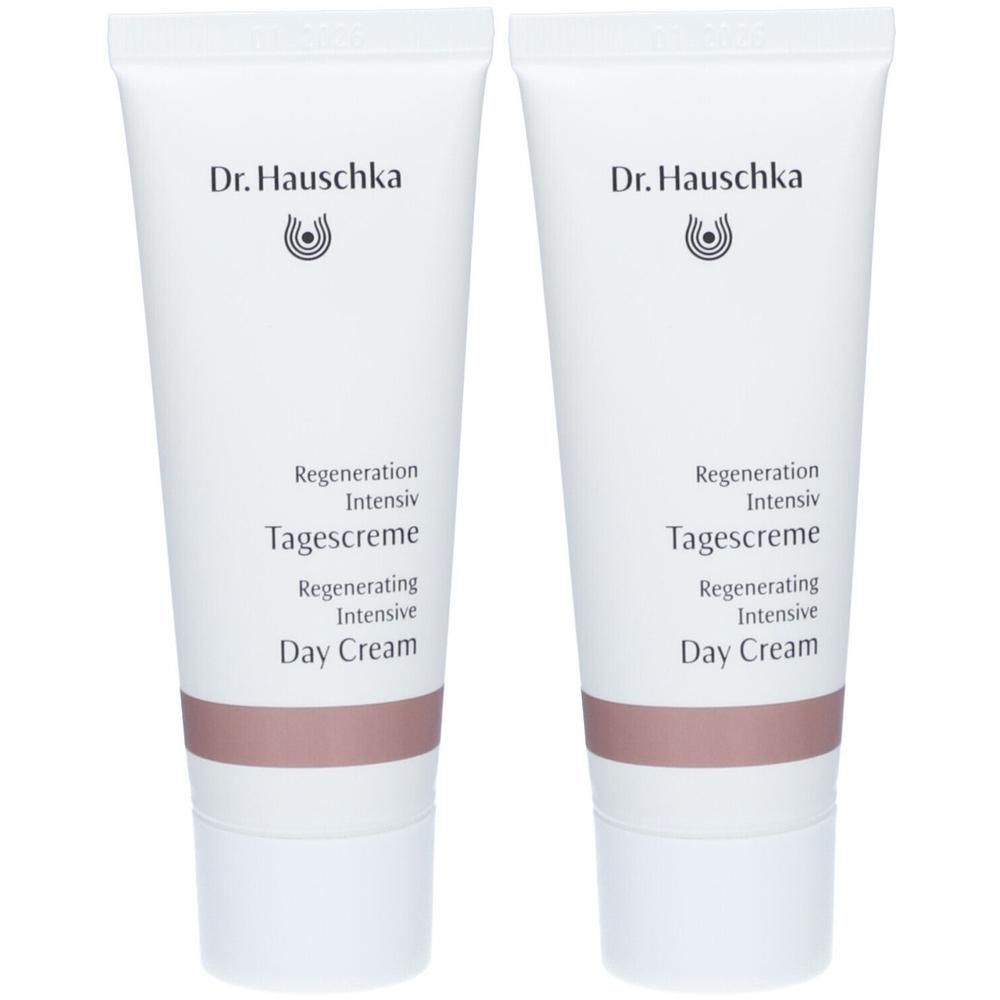 Zwei Tuben Dr. Hauschka Tagescreme. Weiße Tuben mit braunem Streifen und Schriftzug. Produktname und Marke sichtbar.