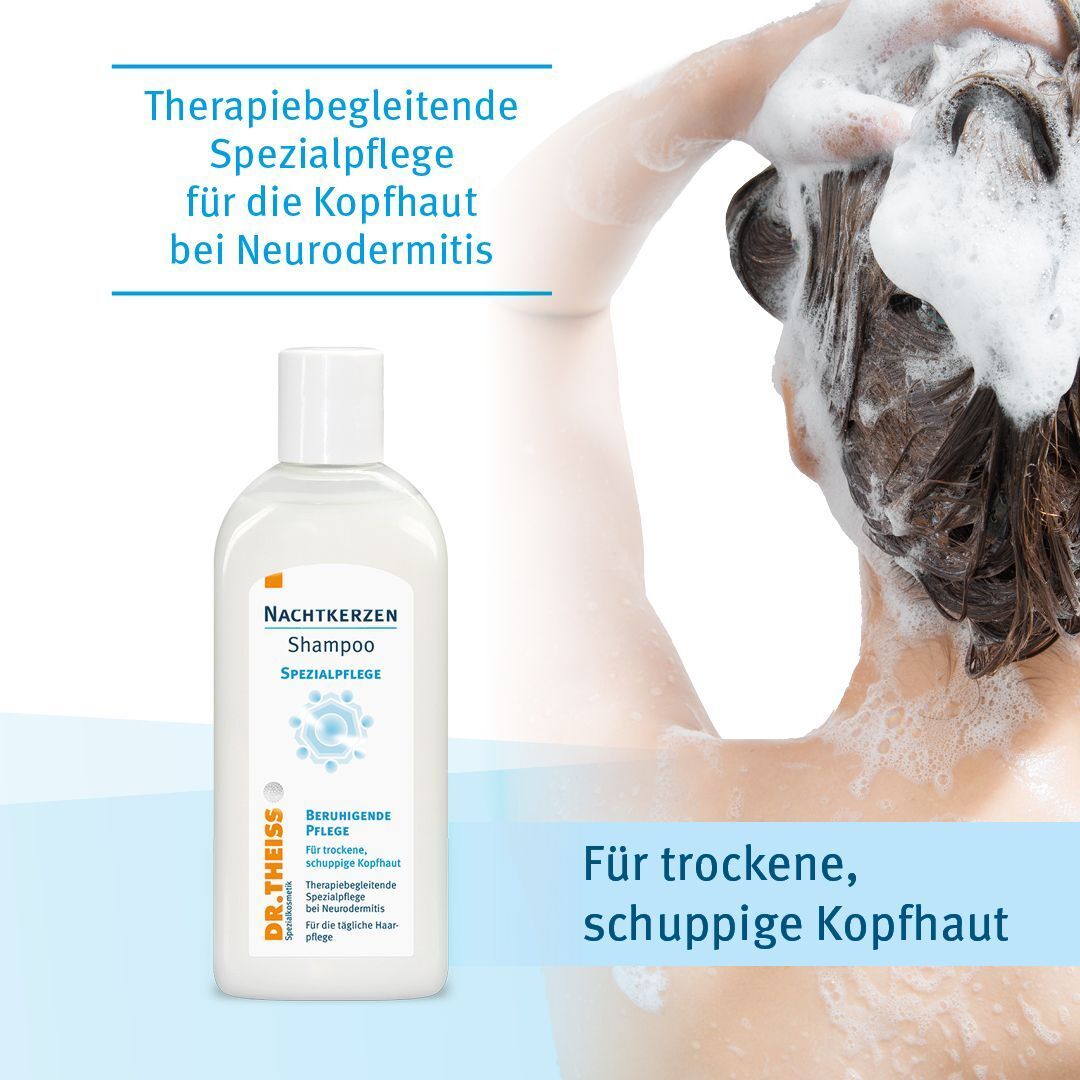 Eine weiße Flasche mit weißem Deckel. Aufschrift: Nachtkerzen Shampoo, Spezialpflege, Beruhigende Pflege, DR. THEISS. Person wäscht Haare.
