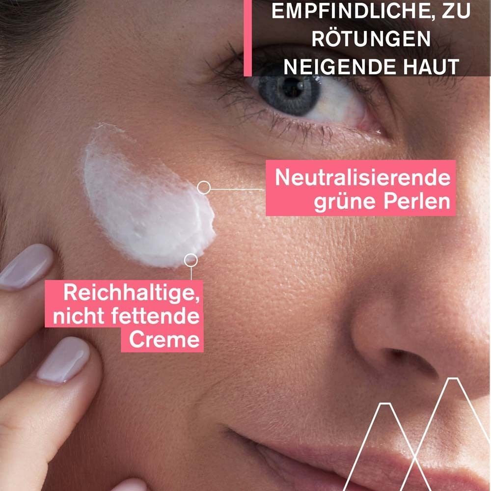 Nahaufnahme eines Gesichts mit Creme. Text: Reichhaltige, nicht fettende Creme. Neutralisierende grüne Perlen. Für empfindliche Haut.