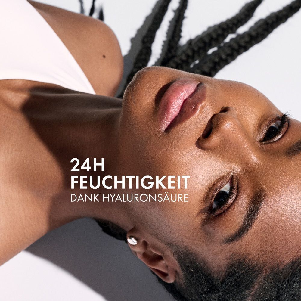 Nahaufnahme eines Gesichts. Text: 24H Feuchtigkeit dank Hyaluronsäure.