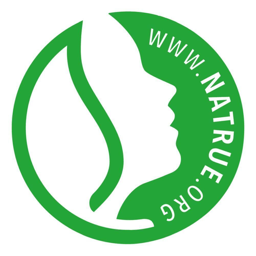 Rundes grünes Logo mit weißer Silhouette eines Gesichts. Text: www.NATRUE.org.