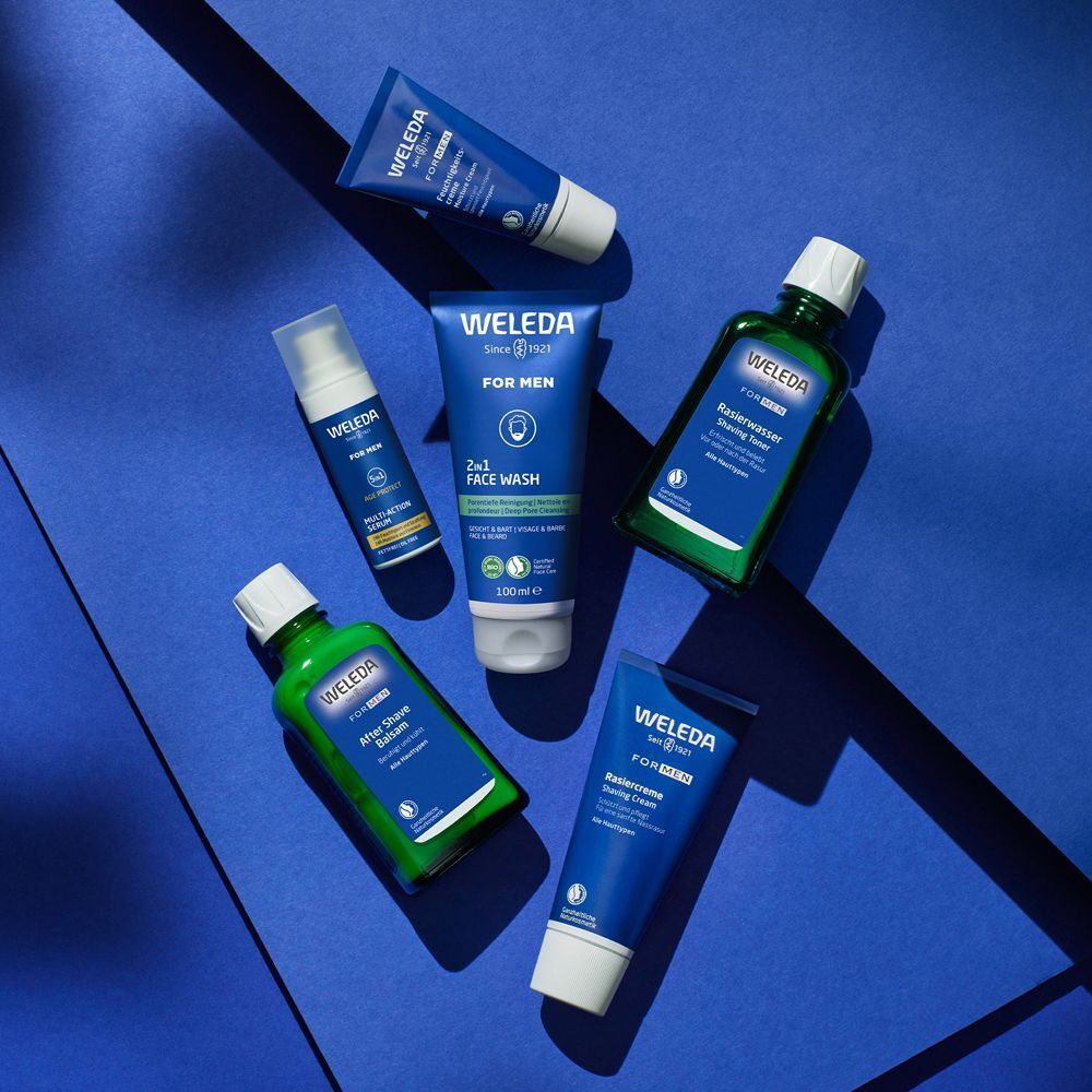 Verschiedene Weleda For Men Produkte auf blauem Grund. Enthalten: Gesichtswäsche, Rasierwasser, After Shave, Feuchtigkeitspflege.