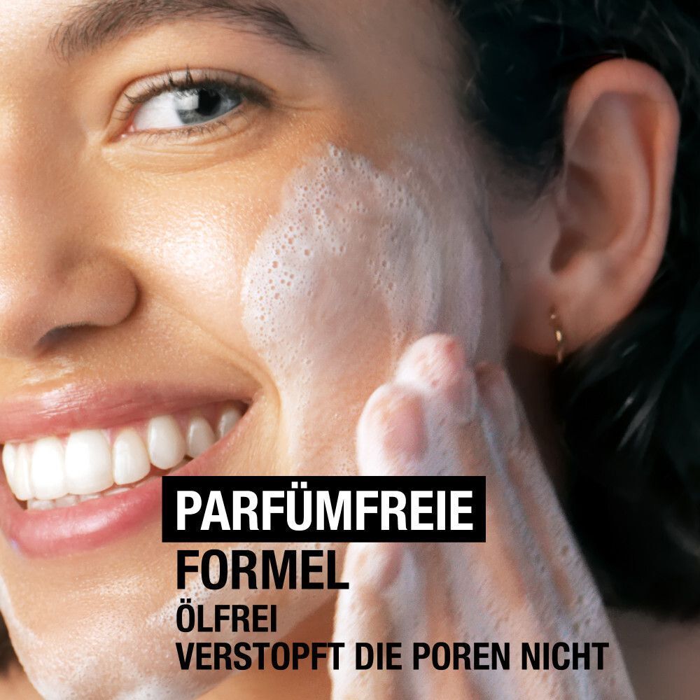 Frau wäscht ihr Gesicht. Text: Parfümfreie Formel, ölfrei, verstopft die Poren nicht.