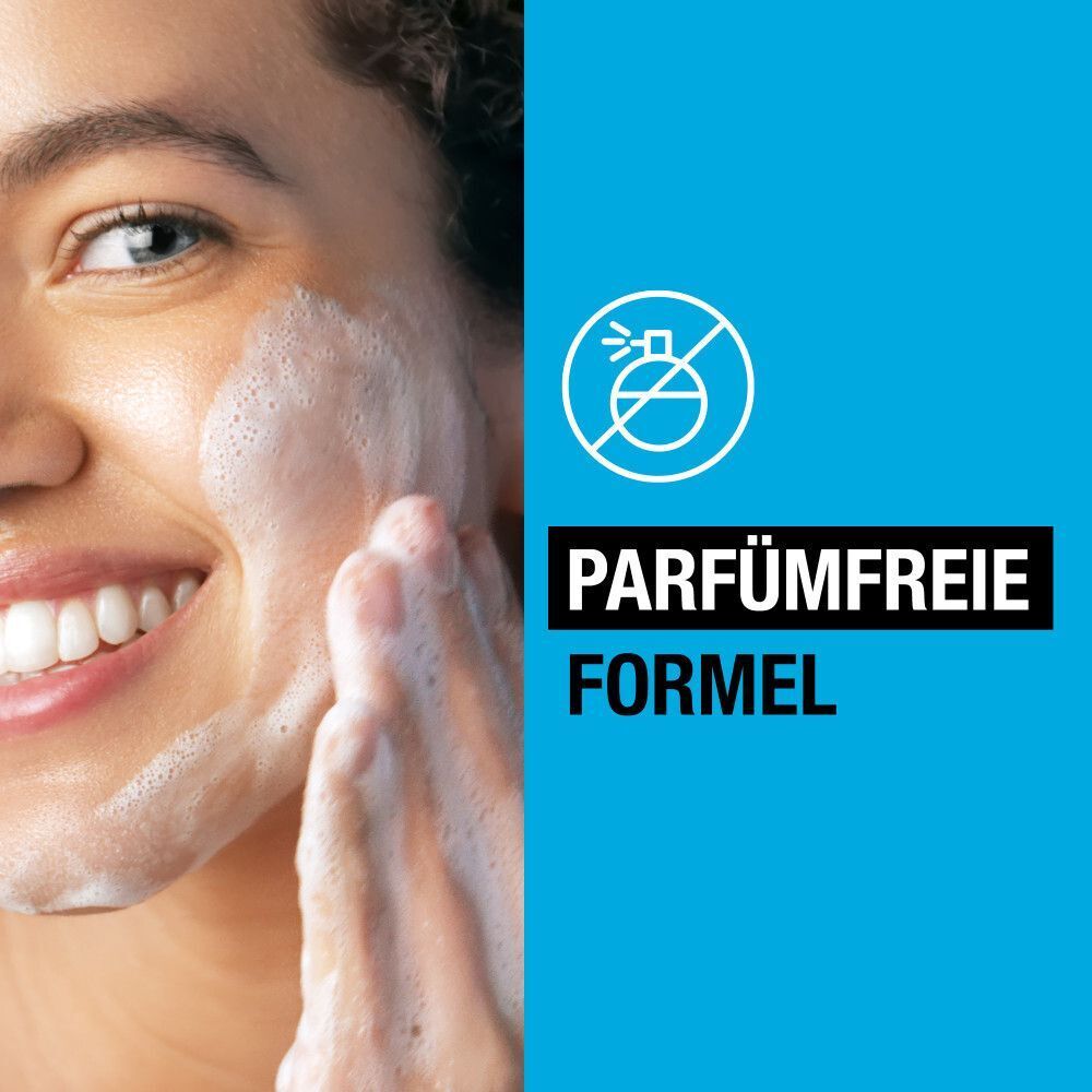 Frau wäscht ihr Gesicht. Text: Parfümfreie Formel.