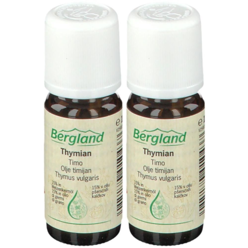 Zwei Flaschen mit weißem Deckel. Aufschrift: Bergland Thymian. Enthält 15% Öl. Etikett mit botanischen Angaben.