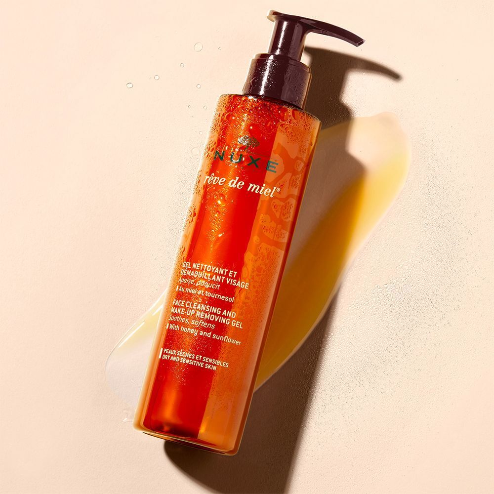 Eine Flasche mit braunem Pumpaufsatz. Aufschrift: NUXE, Rêve de Miel. Gel Nettoyant et Demaquillant. Gel auf der Oberfläche.