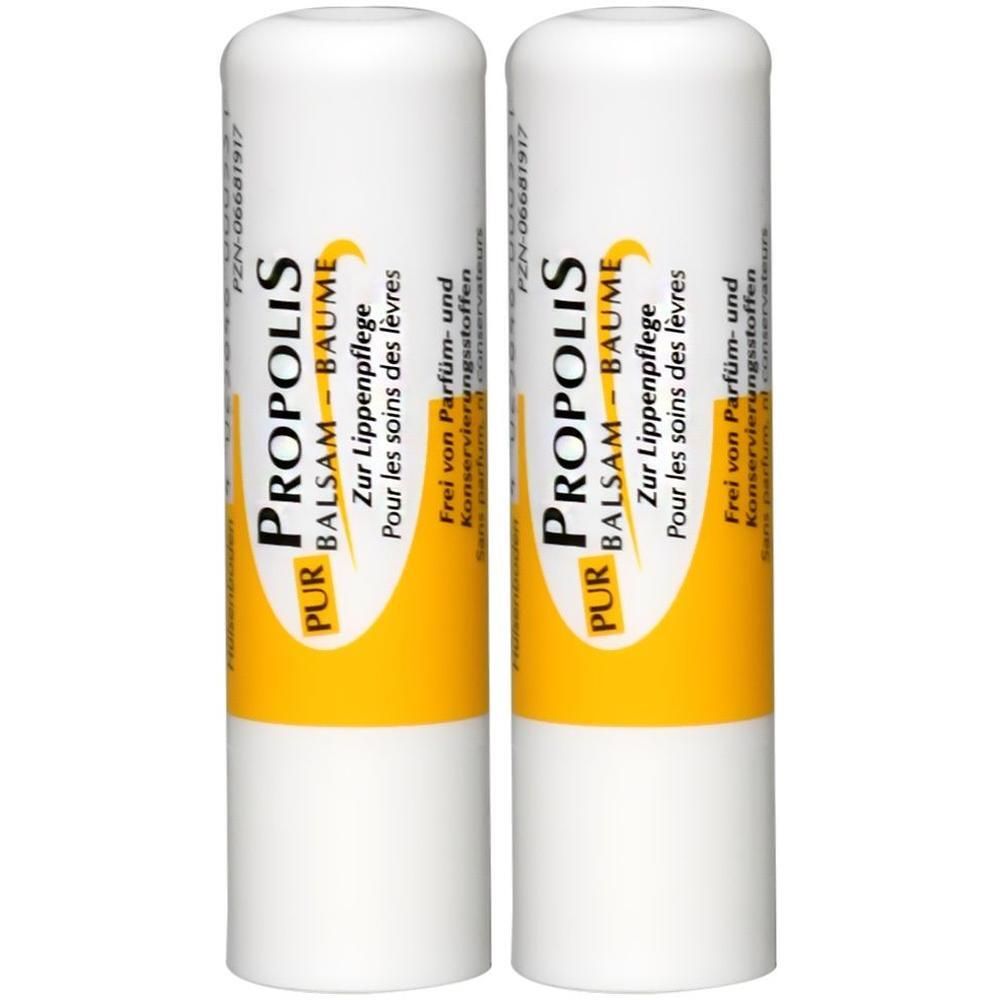 Zwei Lippenbalsam-Stifte. Weiß mit gelbem Streifen. Aufschrift: PROPOLIS PUR BALSAM-BAUME. Zur Lippenpflege. Frei von Parfüm- und Konservierungsstoffen.