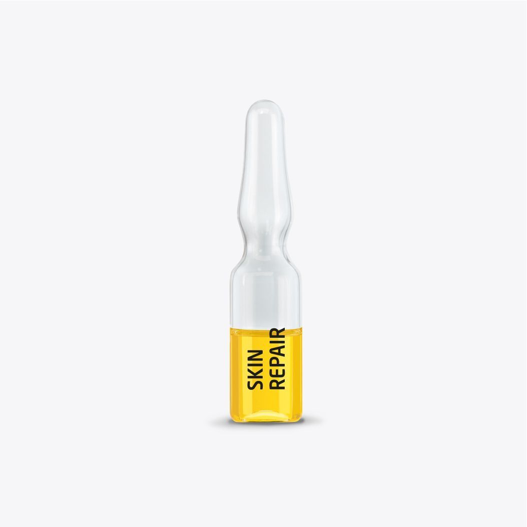 Eine einzelne, transparente Ampulle mit gelblicher Flüssigkeit. Aufdruck: Skin Repair. Auf weißem Hintergrund.