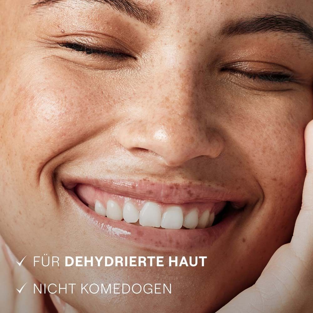 Nahaufnahme eines Gesichts. Text: Für dehydrierte Haut, nicht komedogen.