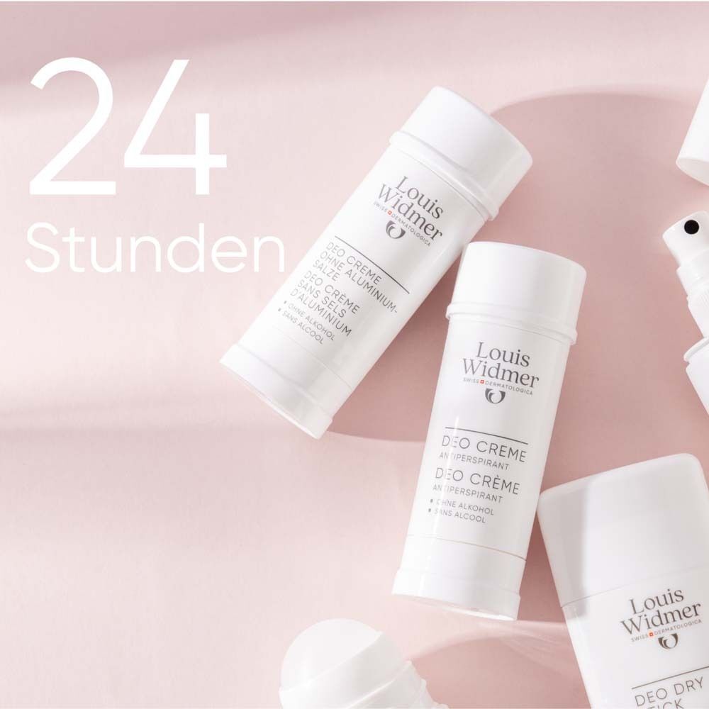 Mehrere weiße Deo-Creme-Stifte auf rosa Hintergrund. Aufschrift: Louis Widmer, Deo Creme ohne Aluminiumsalze, ohne Alkohol. Text: 24 Stunden.