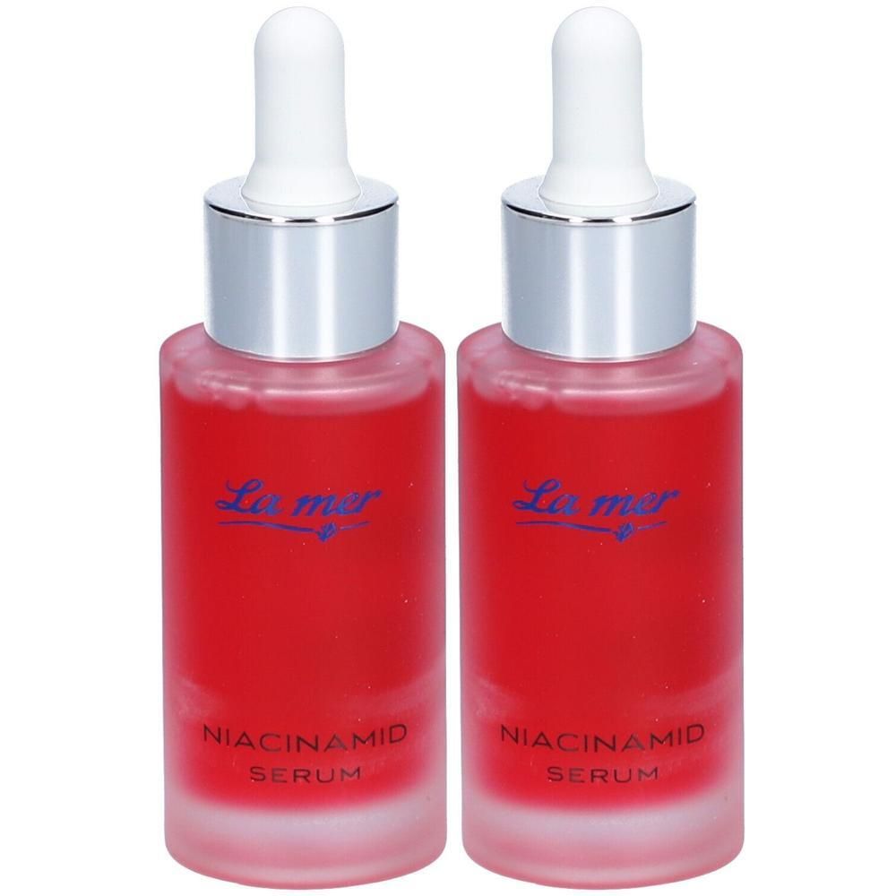 Zwei Flaschen Serum mit roter Flüssigkeit. Aufschrift: La mer, Niacinamid Serum. Mit Pipettenaufsatz.